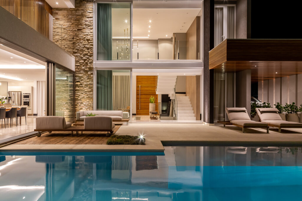 Área de convivência com piscina de residência projetada pelo escritório